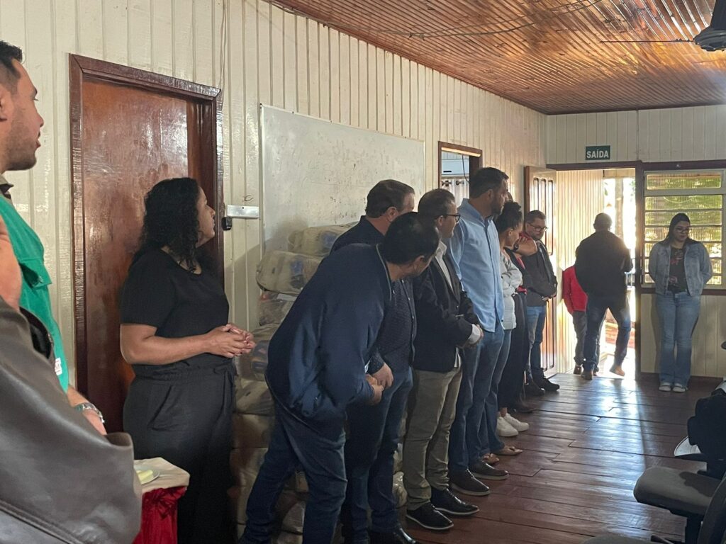 Prefeitura e Câmara participaram de devocional nesta segunda-feira (03) em Paranhos Prefeitura e Câmara participaram de devocional nesta segunda-feira (03) em Paranhos