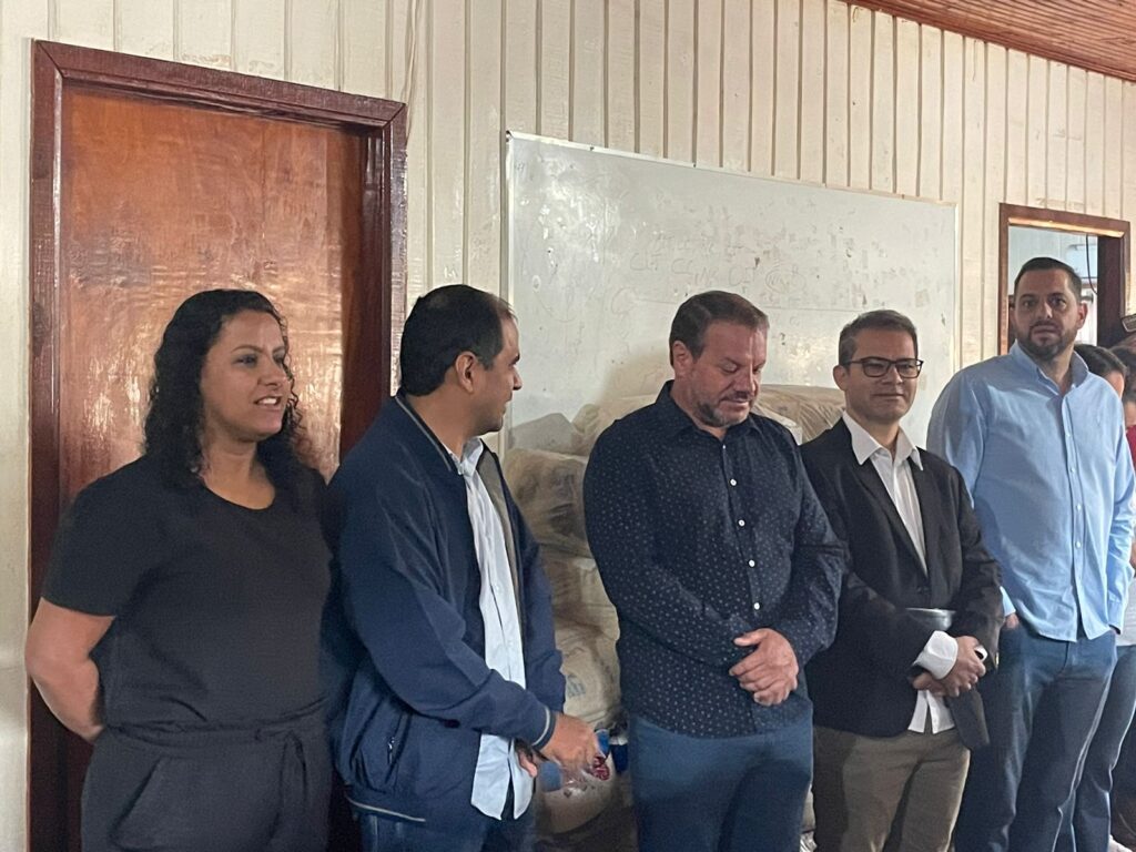 Prefeitura e Câmara participaram de devocional nesta segunda-feira (03) em Paranhos Prefeitura e Câmara participaram de devocional nesta segunda-feira (03) em Paranhos