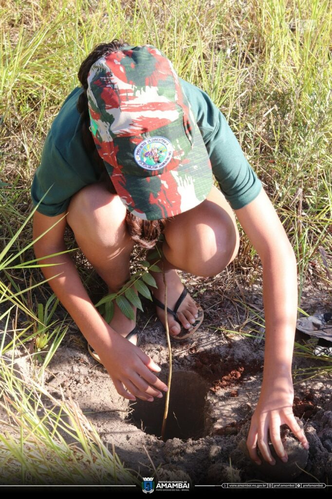 Plantio e distribuição de mudas marcam mais um dia da programação especial de Meio Ambiente em Amambai Plantio e distribuição de mudas marcam mais um dia da programação especial de Meio Ambiente em Amambai