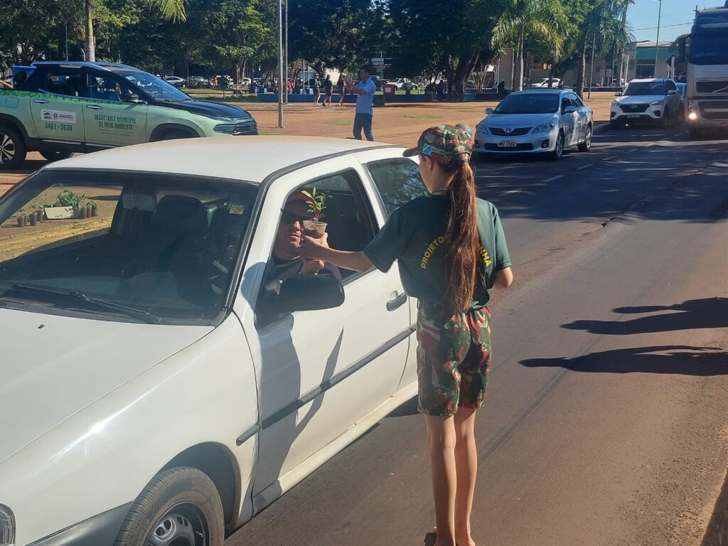Plantio e distribuição de mudas marcam mais um dia da programação especial de Meio Ambiente em Amambai Plantio e distribuição de mudas marcam mais um dia da programação especial de Meio Ambiente em Amambai