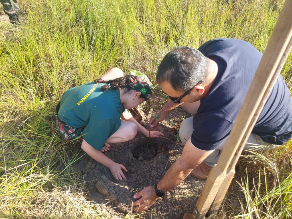 Plantio e distribuição de mudas marcam mais um dia da programação especial de Meio Ambiente em Amambai Plantio e distribuição de mudas marcam mais um dia da programação especial de Meio Ambiente em Amambai