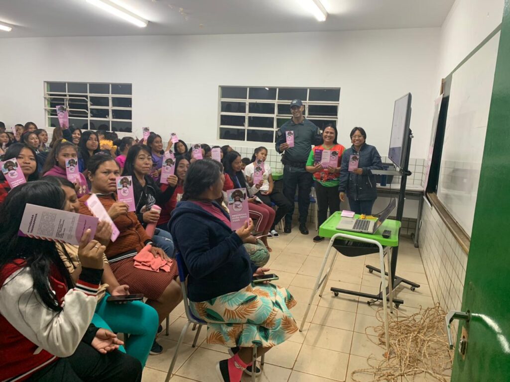Programa Mulher Segura Indígena da Polícia Militar realiza palestra para alunas das Escolas Municipal e Estadual Indígena Mbo’Eroy Guarani-Kaiowa