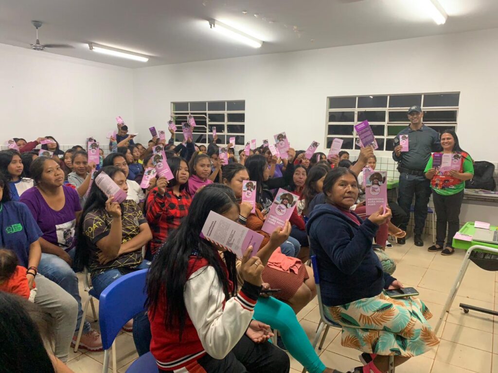 Programa Mulher Segura Indígena da Polícia Militar realiza palestra para alunas das Escolas Municipal e Estadual Indígena Mbo’Eroy Guarani-Kaiowa