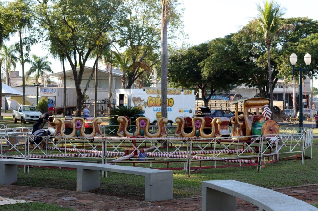 Montagem das estruturas da 21ª FEJUNAVI está em execução para início da maior festa cultural da região Montagem das estruturas da 21ª FEJUNAVI está em execução para início da maior festa cultural da região