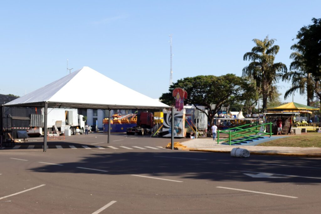 Montagem das estruturas da 21ª FEJUNAVI está em execução para início da maior festa cultural da região Montagem das estruturas da 21ª FEJUNAVI está em execução para início da maior festa cultural da região