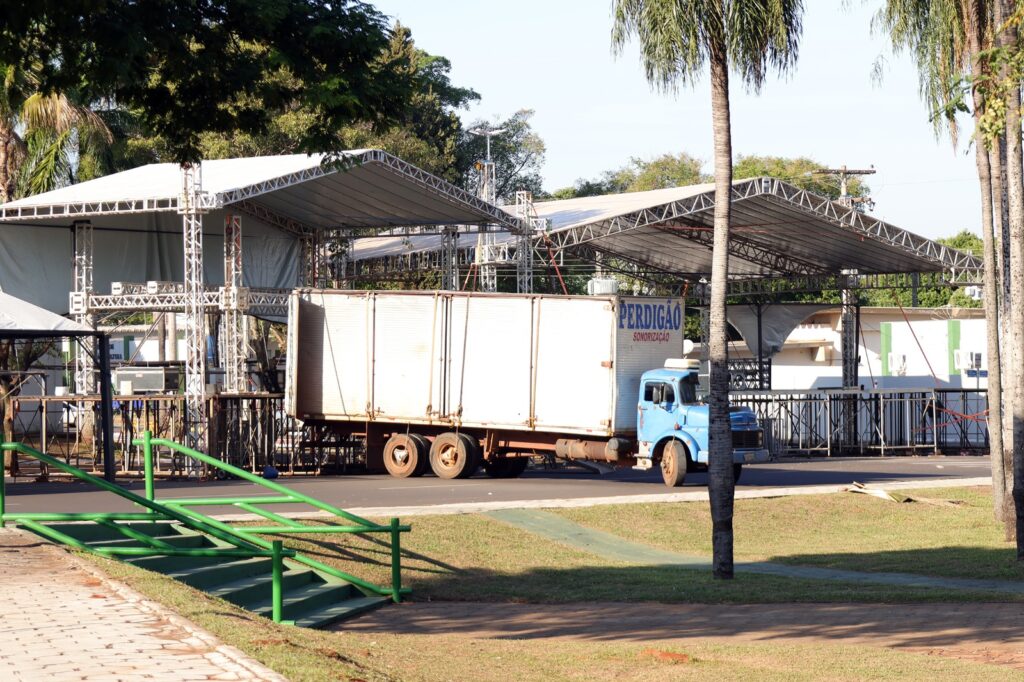 Montagem das estruturas da 21ª FEJUNAVI está em execução para início da maior festa cultural da região Montagem das estruturas da 21ª FEJUNAVI está em execução para início da maior festa cultural da região