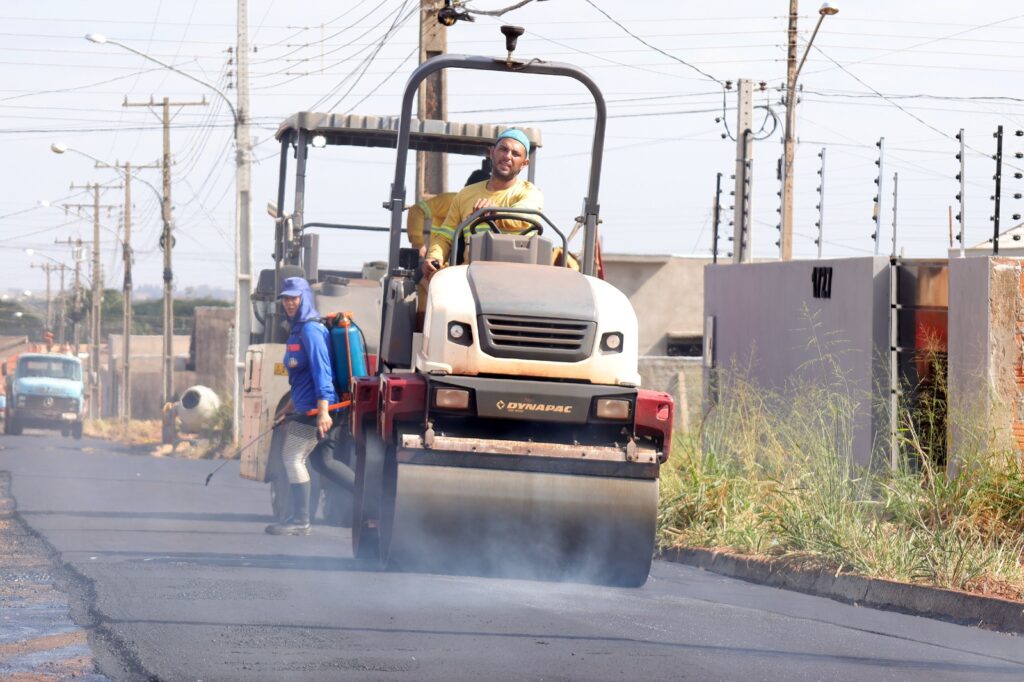 Residencial Portinari II é mais um bairro de Naviraí que a Prefeitura executa obra de recapeamento Residencial Portinari II é mais um bairro de Naviraí que a Prefeitura executa obra de recapeamento