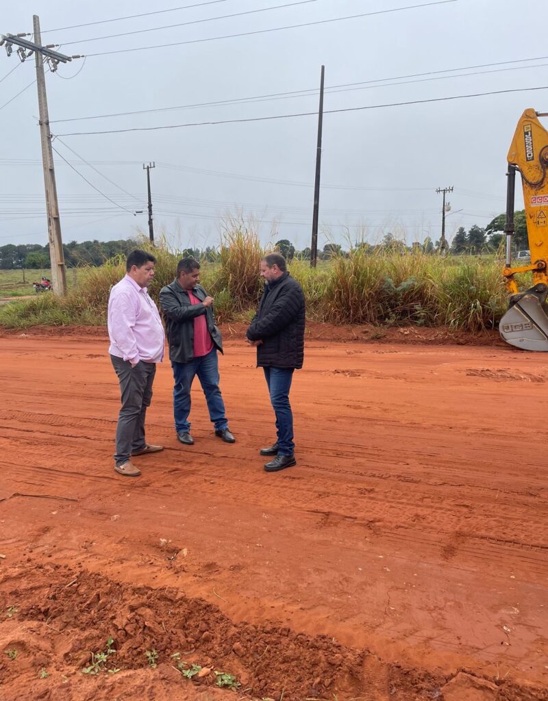 Prefeito Donizete Viaro e autoridades participam da implantação da placa de obra de infraestrutura urbana Prefeito Donizete Viaro e autoridades participam da implantação da placa de obra de infraestrutura urbana
