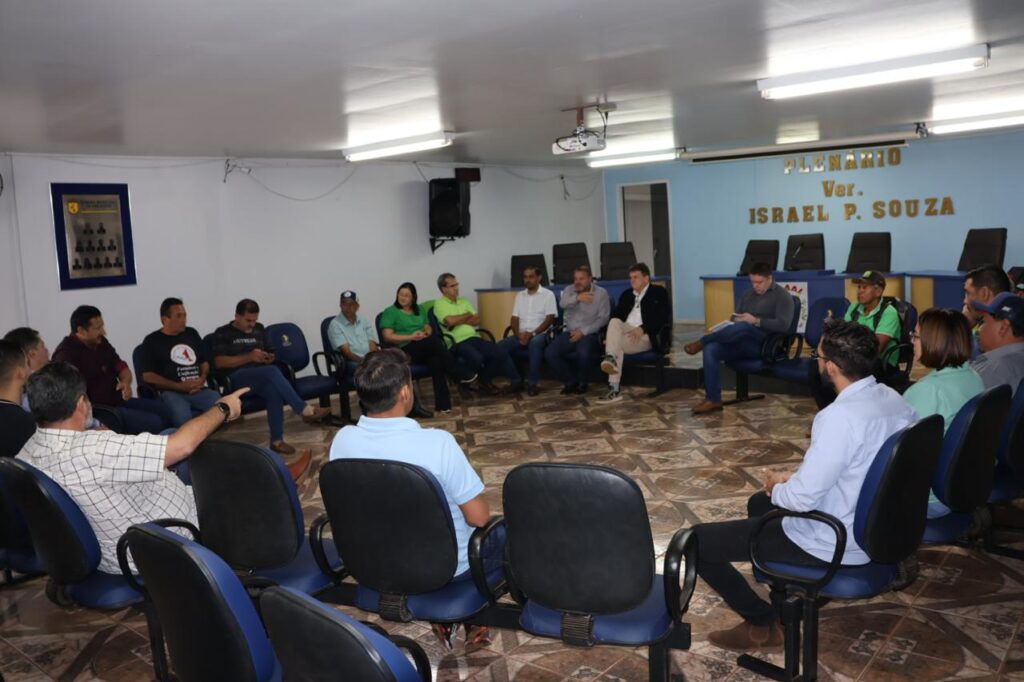 Prefeito e vereadores recebem autoridades para discutir melhorias nas comunidades indígenas de Paranhos Prefeito e vereadores recebem autoridades para discutir melhorias nas comunidades indígenas de Paranhos