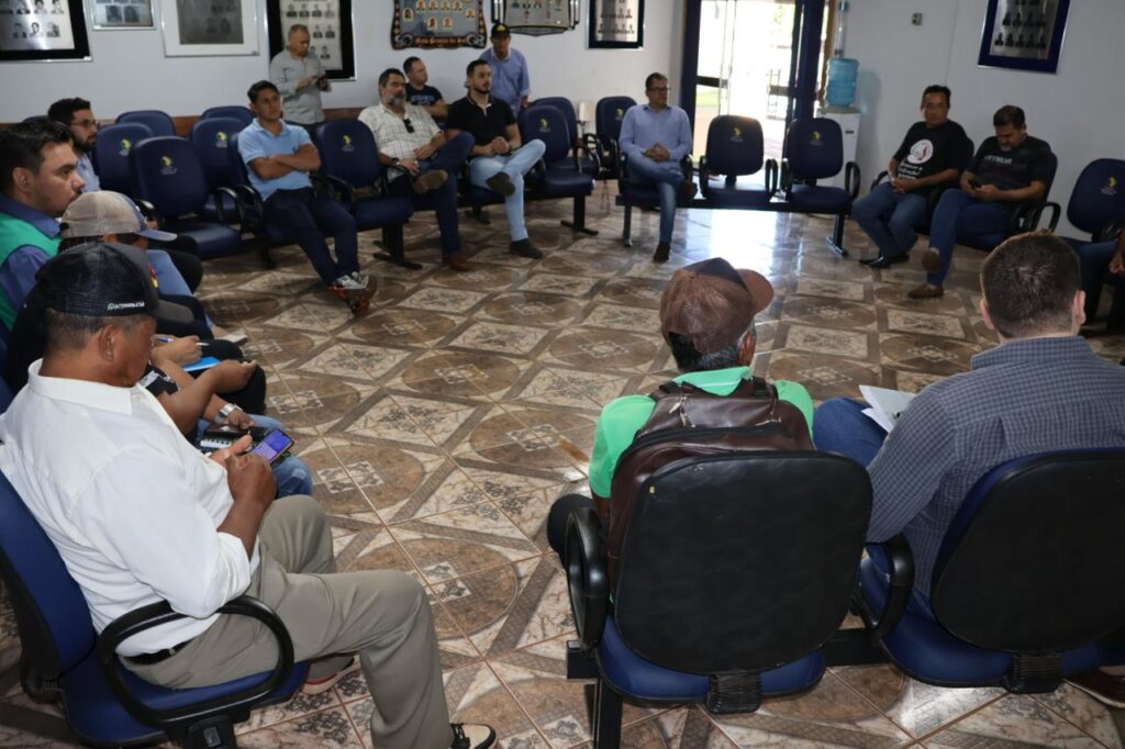 Prefeito e vereadores recebem autoridades para discutir melhorias nas comunidades indígenas de Paranhos Prefeito e vereadores recebem autoridades para discutir melhorias nas comunidades indígenas de Paranhos