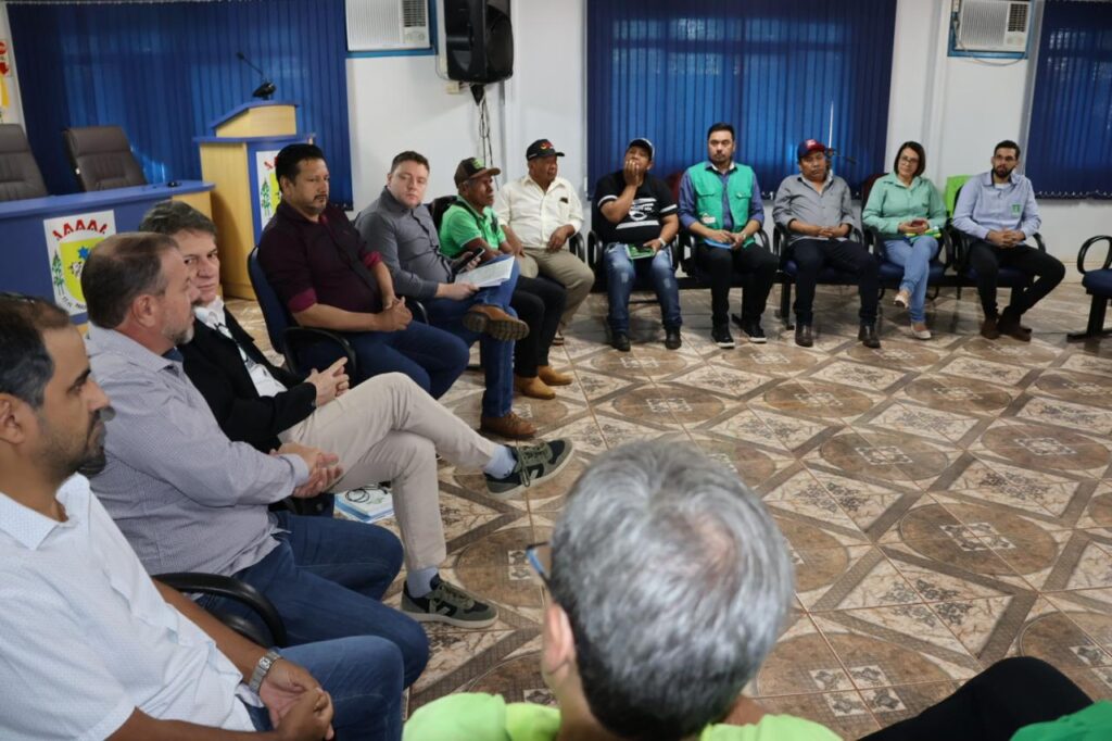 Prefeito e vereadores recebem autoridades para discutir melhorias nas comunidades indígenas de Paranhos Prefeito e vereadores recebem autoridades para discutir melhorias nas comunidades indígenas de Paranhos