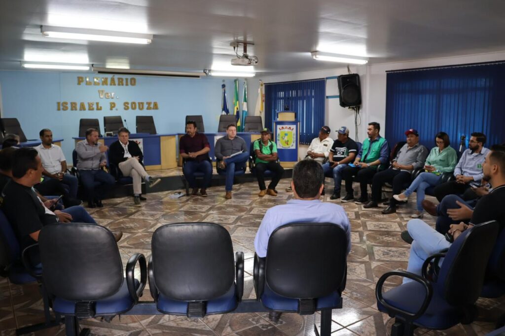 Prefeito e vereadores recebem autoridades para discutir melhorias nas comunidades indígenas de Paranhos Prefeito e vereadores recebem autoridades para discutir melhorias nas comunidades indígenas de Paranhos