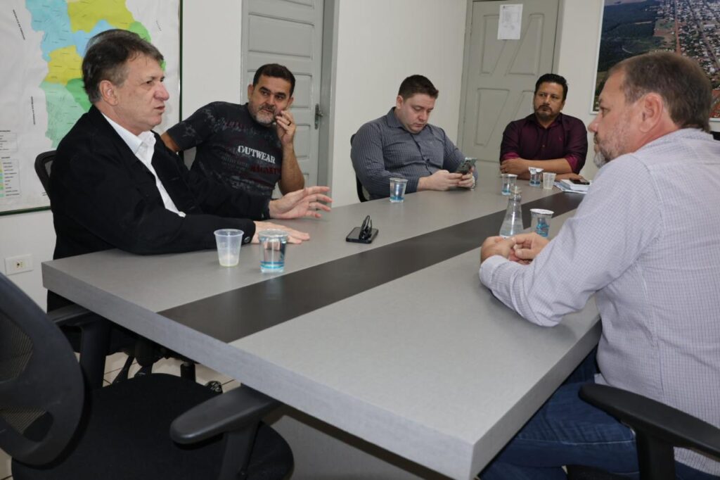 Prefeito e vereadores recebem autoridades para discutir melhorias nas comunidades indígenas de Paranhos Prefeito e vereadores recebem autoridades para discutir melhorias nas comunidades indígenas de Paranhos