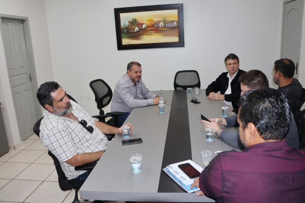Prefeito e vereadores recebem autoridades para discutir melhorias nas comunidades indígenas de Paranhos Prefeito e vereadores recebem autoridades para discutir melhorias nas comunidades indígenas de Paranhos