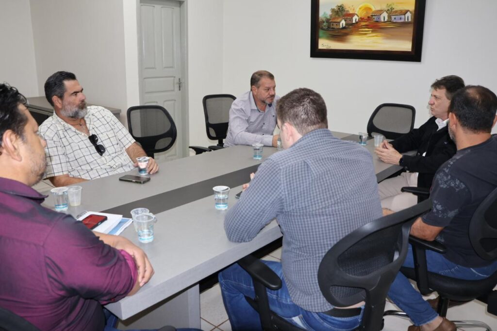 Prefeito e vereadores recebem autoridades para discutir melhorias nas comunidades indígenas de Paranhos Prefeito e vereadores recebem autoridades para discutir melhorias nas comunidades indígenas de Paranhos
