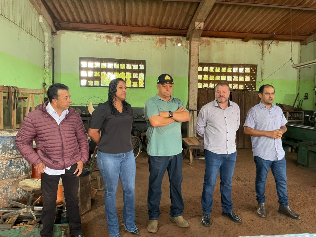Prefeitura de Paranhos realizou ato devocional nesta segunda-feira (17) Prefeitura de Paranhos realizou ato devocional nesta segunda-feira (17)