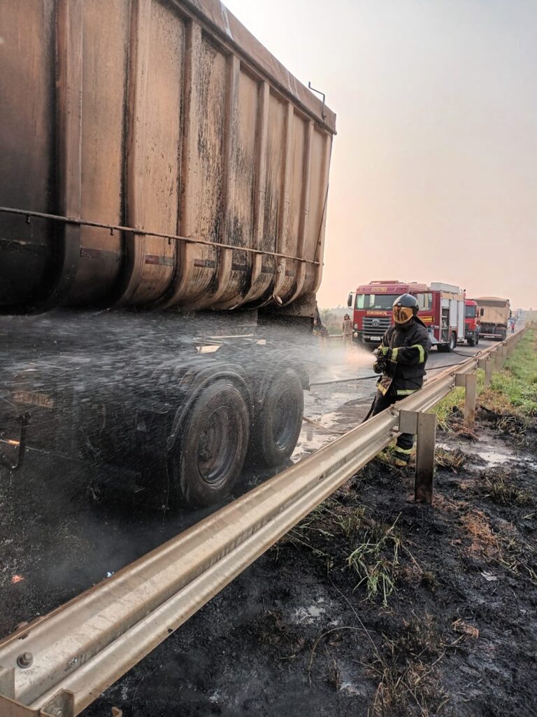 Incêndio em carreta é controlado pelo Corpo de Bombeiros em Amambai Incêndio em carreta é controlado pelo Corpo de Bombeiros em Amambai