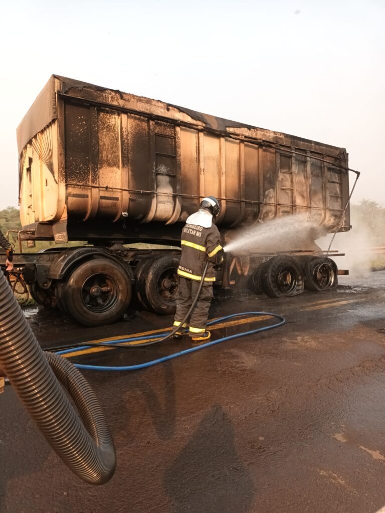 Incêndio em carreta é controlado pelo Corpo de Bombeiros em Amambai Incêndio em carreta é controlado pelo Corpo de Bombeiros em Amambai