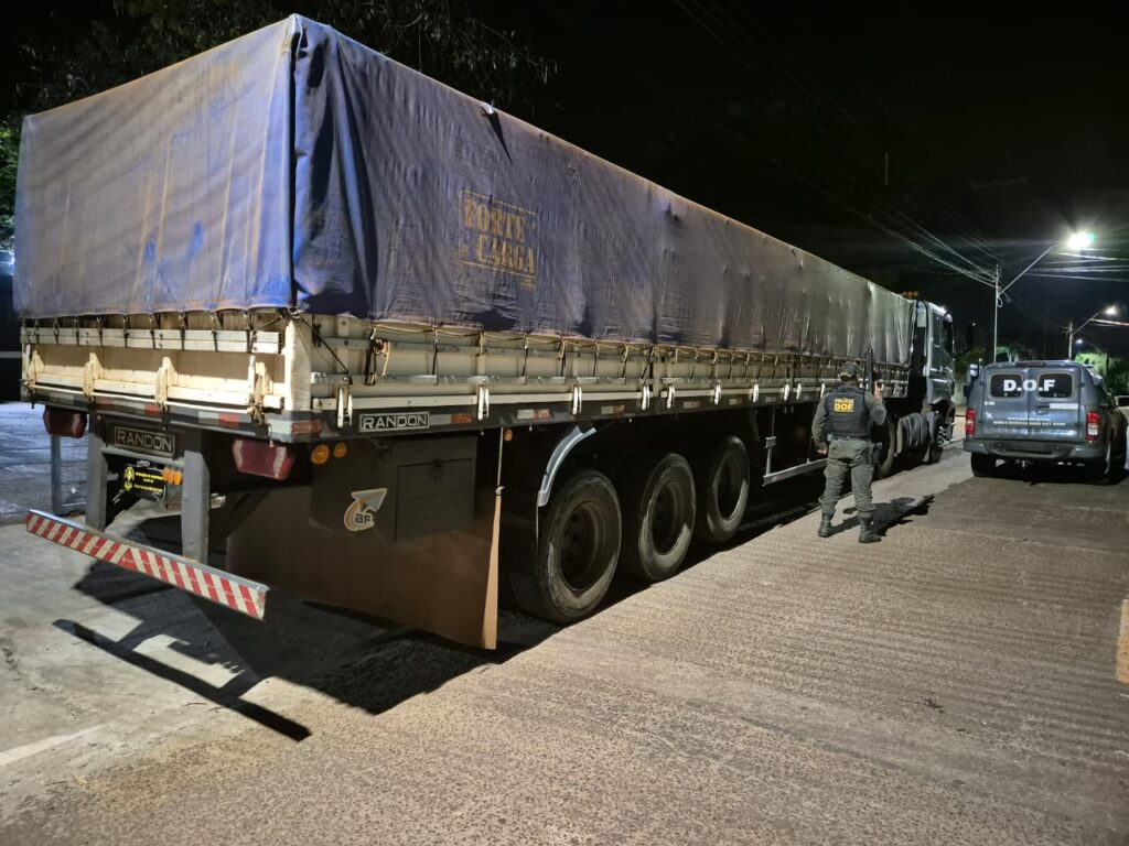 Japorã: Caminhão furtado em São Paulo é recuperado pelo DOF com mais de 40 mil pacotes de cigarros contrabandeados Japorã: Caminhão furtado em São Paulo é recuperado pelo DOF com mais de 40 mil pacotes de cigarros contrabandeados