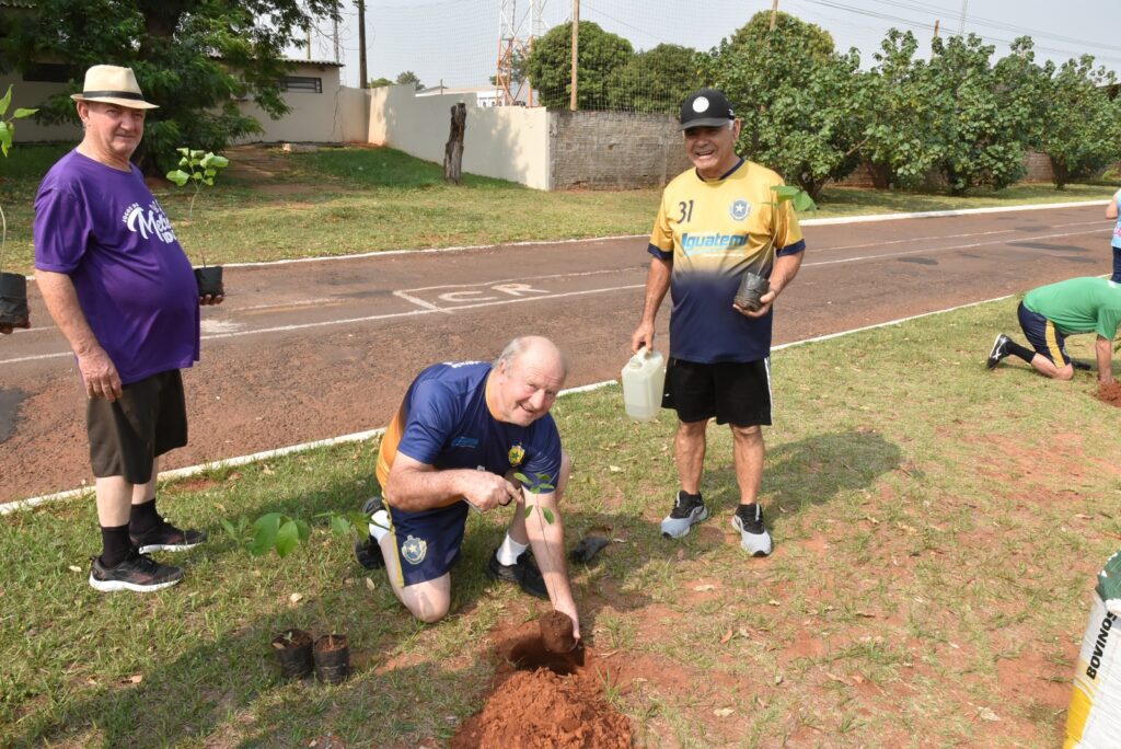 Melhor Idade de Iguatemi participa de plantio de mudas de árvores em comemoração ao Dia Internacional do Idoso Melhor Idade de Iguatemi participa de plantio de mudas de árvores em comemoração ao Dia Internacional do Idoso