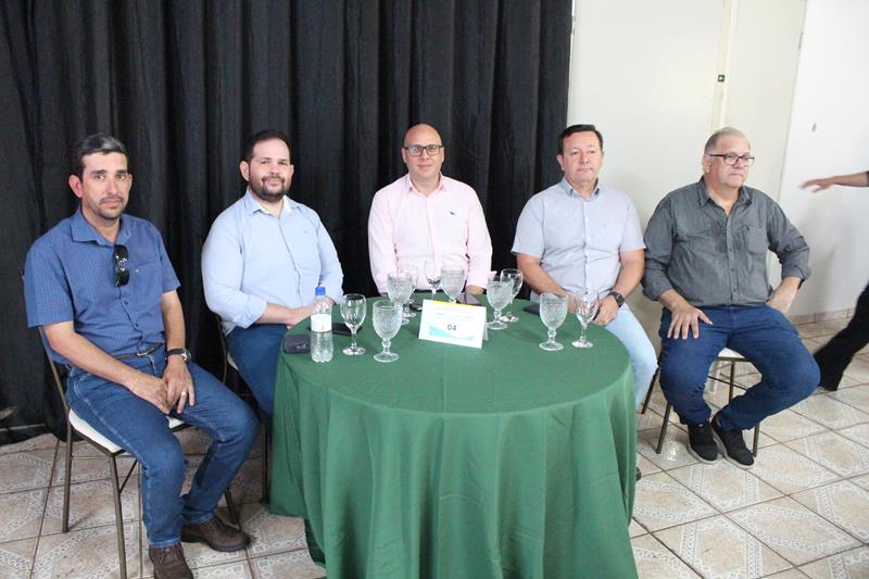 A convite de Sérgio Barbosa, prefeitos e vice-prefeitos eleitos e reeleitos de 17 municípios participam de roda de conversa em Amambai