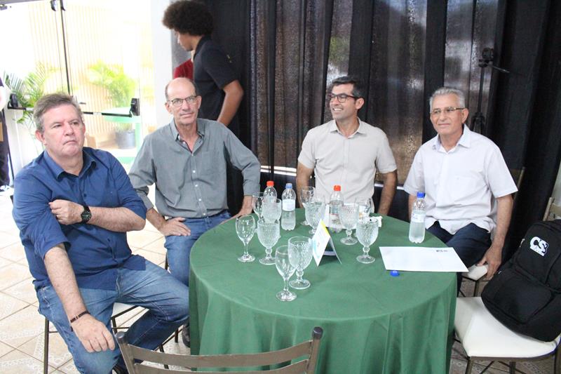 A convite de Sérgio Barbosa, prefeitos e vice-prefeitos eleitos e reeleitos de 17 municípios participam de roda de conversa em Amambai