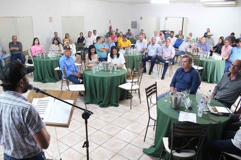 A convite de Sérgio Barbosa, prefeitos e vice-prefeitos eleitos e reeleitos de 17 municípios participam de roda de conversa em Amambai
