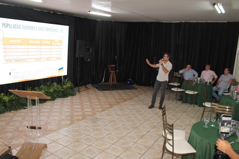 A convite de Sérgio Barbosa, prefeitos e vice-prefeitos eleitos e reeleitos de 17 municípios participam de roda de conversa em Amambai