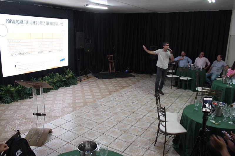 A convite de Sérgio Barbosa, prefeitos e vice-prefeitos eleitos e reeleitos de 17 municípios participam de roda de conversa em Amambai