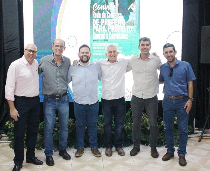 A convite de Sérgio Barbosa, prefeitos e vice-prefeitos eleitos e reeleitos de 17 municípios participam de roda de conversa em Amambai