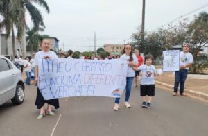 Pais e responsáveis realizam manifestação pedindo a volta de professores de apoio em Amambai