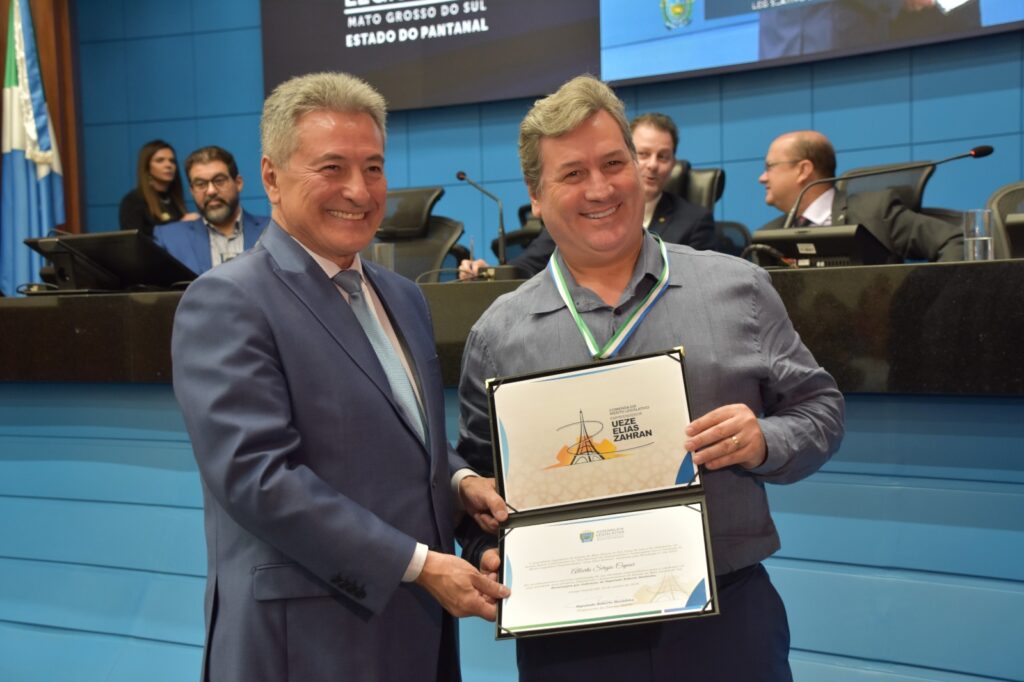 Presidente e diretor da Fiems são condecorados com Comenda “Ueze Elias Zahran” Presidente e diretor da Fiems são condecorados com Comenda “Ueze Elias Zahran”