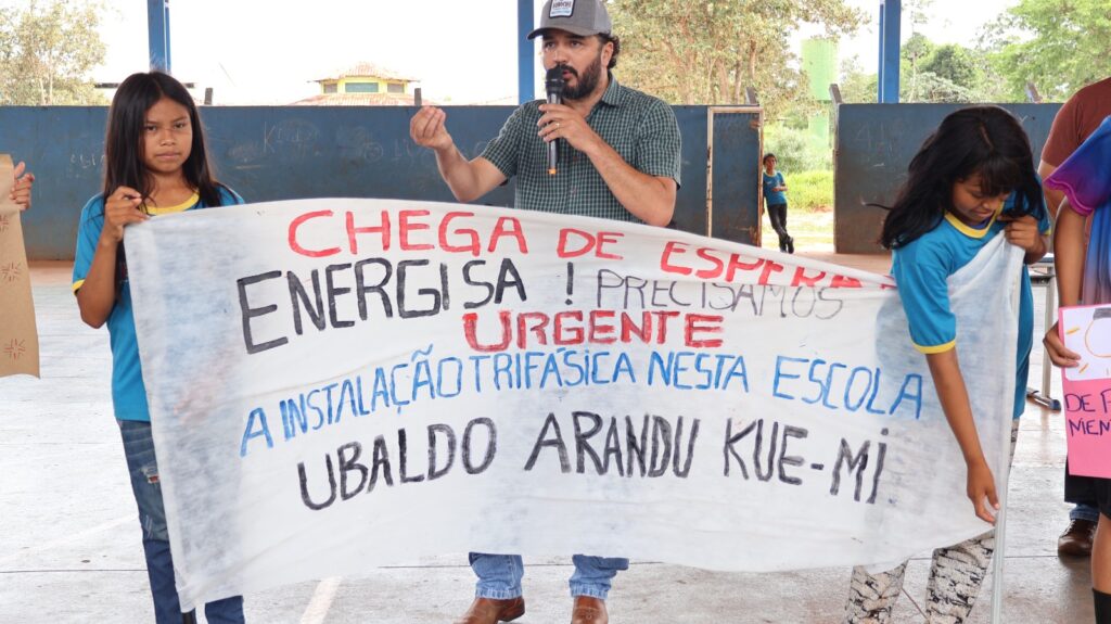 Protesto de alunos da Aldeia Sassoró cobra da Energisa a conclusão da rede elétrica de escola indígena, em Tacuru Protesto de alunos da Aldeia Sassoró cobra da Energisa a conclusão da rede elétrica de escola indígena, em Tacuru