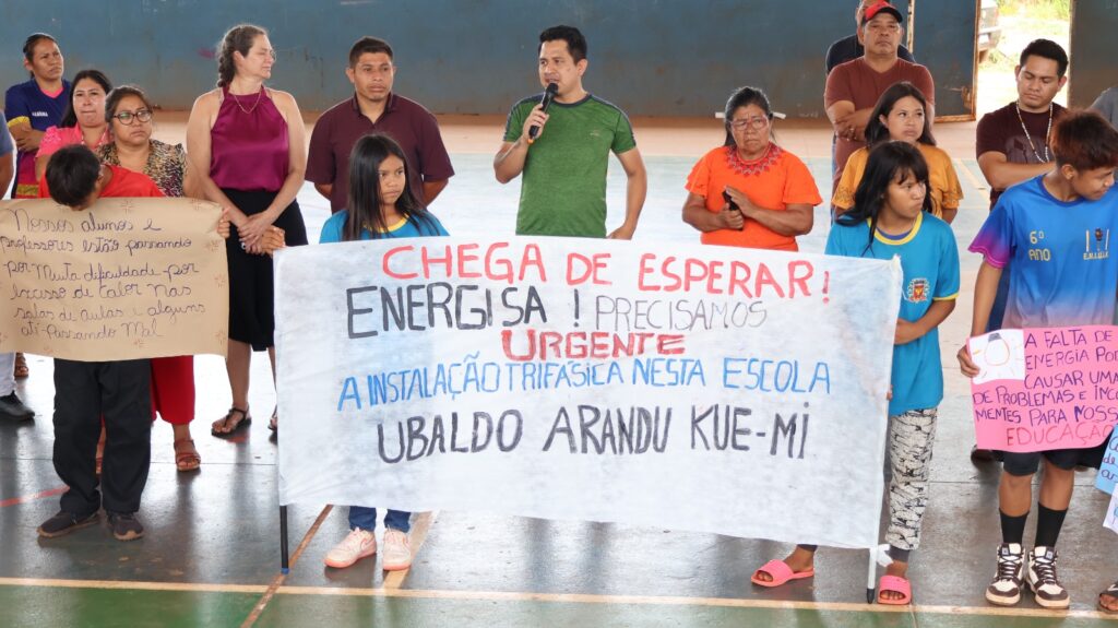 Protesto de alunos da Aldeia Sassoró cobra da Energisa a conclusão da rede elétrica de escola indígena, em Tacuru Protesto de alunos da Aldeia Sassoró cobra da Energisa a conclusão da rede elétrica de escola indígena, em Tacuru