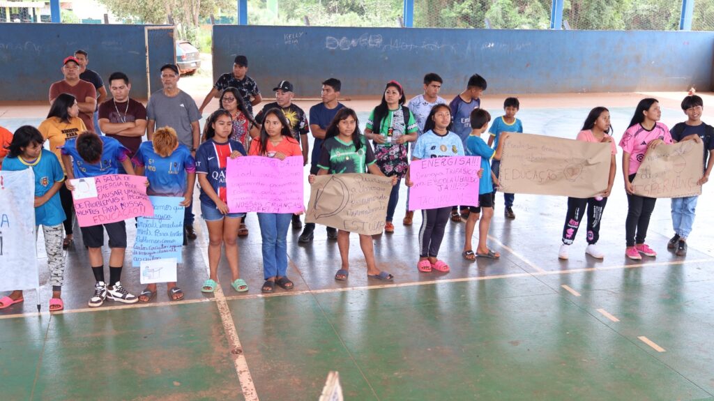 Protesto de alunos da Aldeia Sassoró cobra da Energisa a conclusão da rede elétrica de escola indígena, em Tacuru Protesto de alunos da Aldeia Sassoró cobra da Energisa a conclusão da rede elétrica de escola indígena, em Tacuru