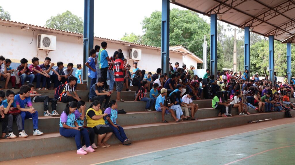 Protesto de alunos da Aldeia Sassoró cobra da Energisa a conclusão da rede elétrica de escola indígena, em Tacuru Protesto de alunos da Aldeia Sassoró cobra da Energisa a conclusão da rede elétrica de escola indígena, em Tacuru