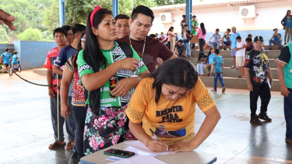 Protesto de alunos da Aldeia Sassoró cobra da Energisa a conclusão da rede elétrica de escola indígena, em Tacuru Protesto de alunos da Aldeia Sassoró cobra da Energisa a conclusão da rede elétrica de escola indígena, em Tacuru