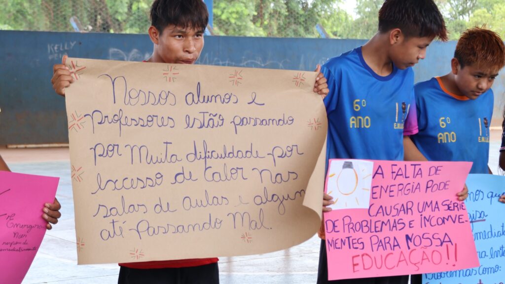 Protesto de alunos da Aldeia Sassoró cobra da Energisa a conclusão da rede elétrica de escola indígena, em Tacuru Protesto de alunos da Aldeia Sassoró cobra da Energisa a conclusão da rede elétrica de escola indígena, em Tacuru