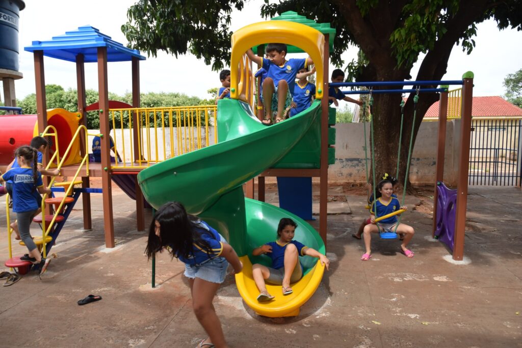 Prefeitura de Iguatemi adquire e instala playgrounds em todas as escolas da Rede Municipal nas áreas urbana e rural Prefeitura de Iguatemi adquire e instala playgrounds em todas as escolas da Rede Municipal nas áreas urbana e rural