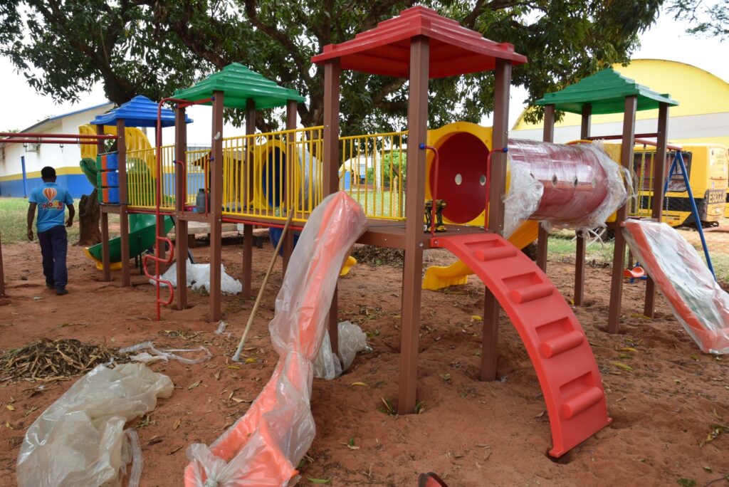 Prefeitura de Iguatemi adquire e instala playgrounds em todas as escolas da Rede Municipal nas áreas urbana e rural Prefeitura de Iguatemi adquire e instala playgrounds em todas as escolas da Rede Municipal nas áreas urbana e rural
