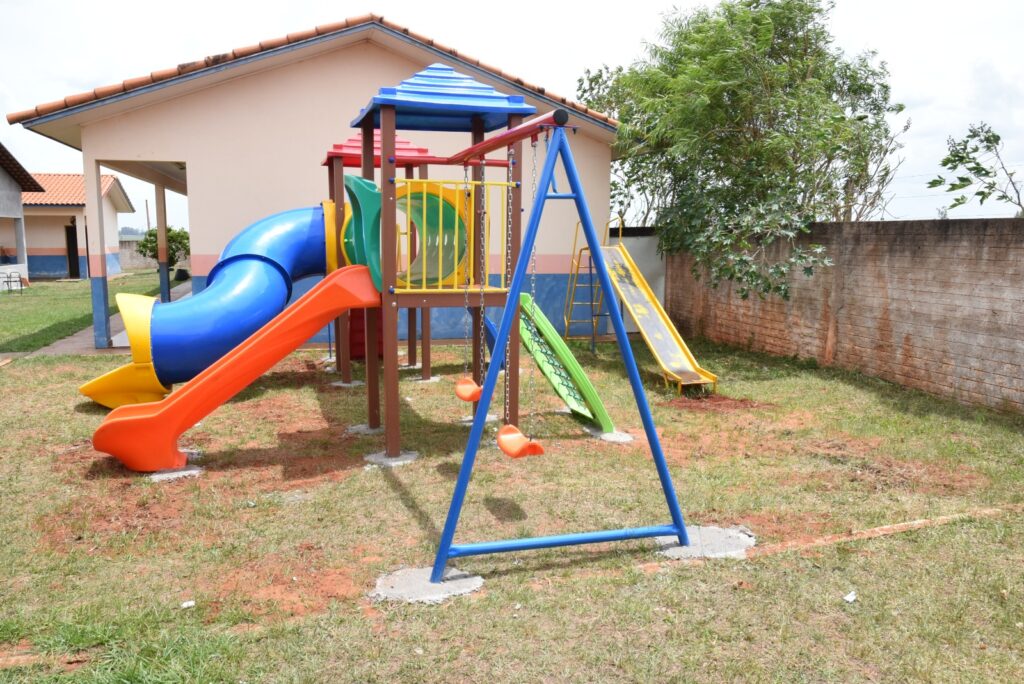 Prefeitura de Iguatemi adquire e instala playgrounds em todas as escolas da Rede Municipal nas áreas urbana e rural Prefeitura de Iguatemi adquire e instala playgrounds em todas as escolas da Rede Municipal nas áreas urbana e rural