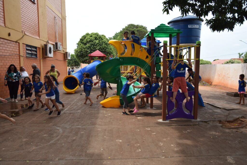 Prefeitura de Iguatemi adquire e instala playgrounds em todas as escolas da Rede Municipal nas áreas urbana e rural Prefeitura de Iguatemi adquire e instala playgrounds em todas as escolas da Rede Municipal nas áreas urbana e rural
