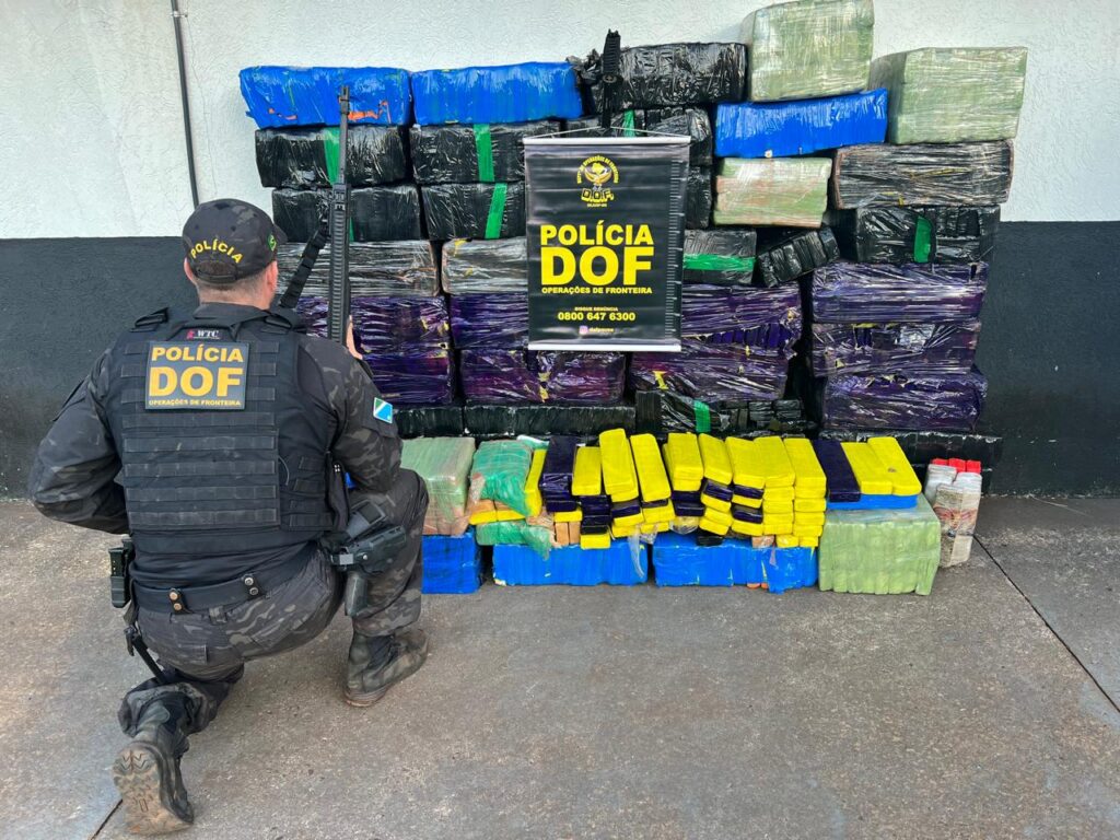 DOF apreende veículo roubado com mais de 900 quilos de drogas em Tacuru DOF apreende veículo roubado com mais de 900 quilos de drogas em Tacuru