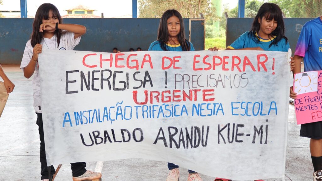 Protesto de alunos da Aldeia Sassoró cobra da Energisa a conclusão da rede elétrica de escola indígena, em Tacuru Protesto de alunos da Aldeia Sassoró cobra da Energisa a conclusão da rede elétrica de escola indígena, em Tacuru