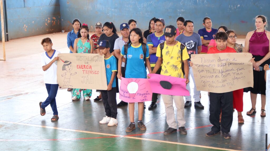 Protesto de alunos da Aldeia Sassoró cobra da Energisa a conclusão da rede elétrica de escola indígena, em Tacuru Protesto de alunos da Aldeia Sassoró cobra da Energisa a conclusão da rede elétrica de escola indígena, em Tacuru