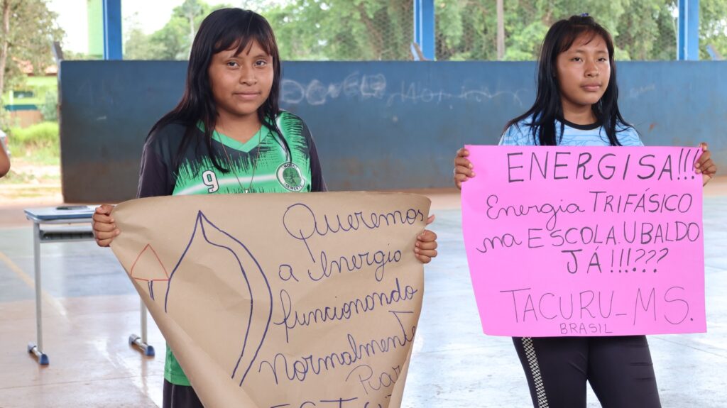 Protesto de alunos da Aldeia Sassoró cobra da Energisa a conclusão da rede elétrica de escola indígena, em Tacuru Protesto de alunos da Aldeia Sassoró cobra da Energisa a conclusão da rede elétrica de escola indígena, em Tacuru