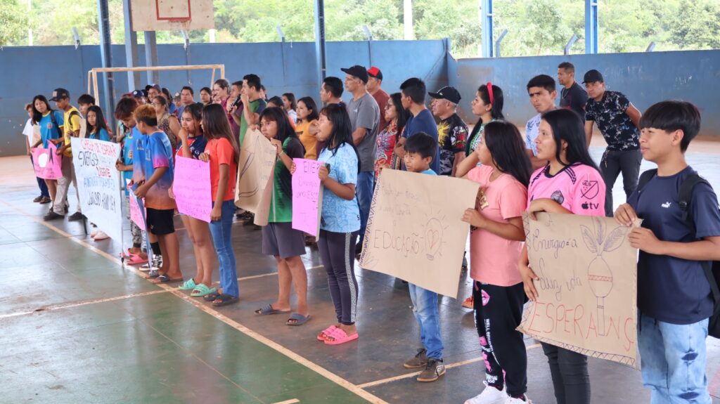 Protesto de alunos da Aldeia Sassoró cobra da Energisa a conclusão da rede elétrica de escola indígena, em Tacuru Protesto de alunos da Aldeia Sassoró cobra da Energisa a conclusão da rede elétrica de escola indígena, em Tacuru