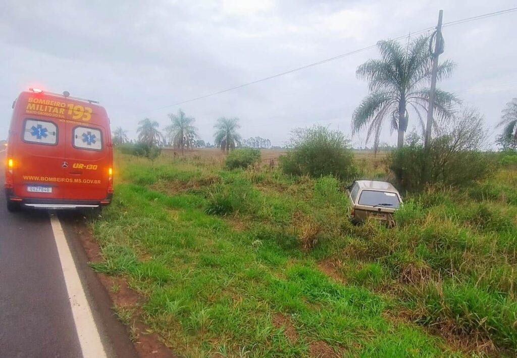 Bombeiros socorrem homem vítima de capotamento em Amambai Bombeiros socorrem homem vítima de capotamento em Amambai