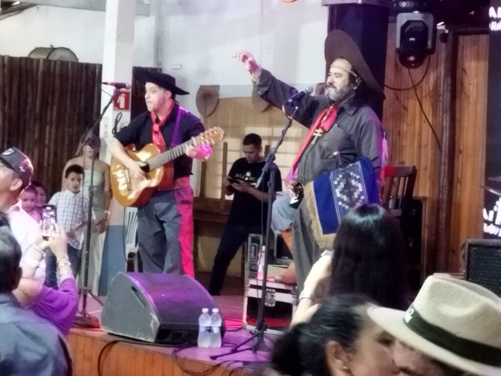 Domingueira com Baitaca reuniu pessoas de toda a região no CTG em Amambai