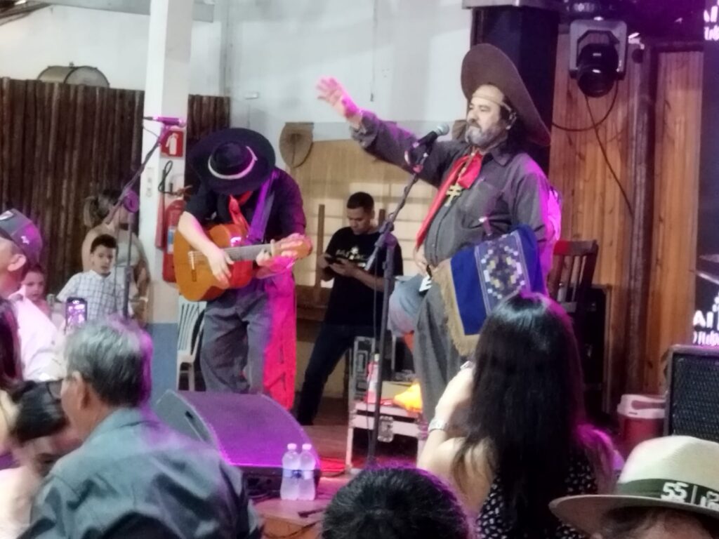 Domingueira com Baitaca reuniu pessoas de toda a região no CTG em Amambai